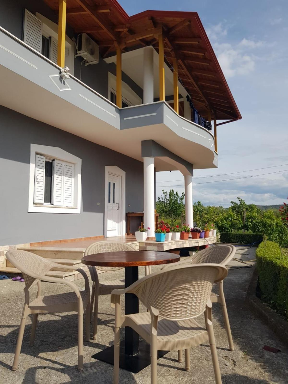 Rent Rooms Sakolli Berat Bagian luar foto